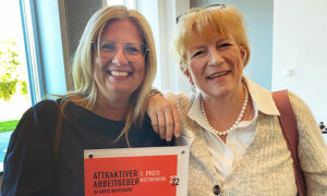 Ivonne Buchholz und Christiane Cleff mit dem Preis als attraktivster Arbeitgeber 2022 in der Kategorie 1 - 9 Mitarbeiter