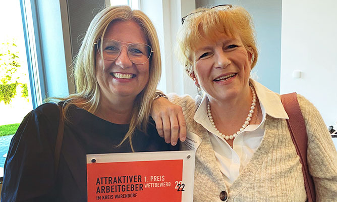 Ivonne Buchholz und Christiane Cleff mit dem Preis als attraktivster Arbeitgeber 2022 in der Kategorie 1 - 9 Mitarbeiter